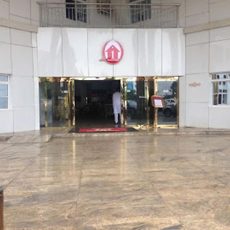 Room In Bb - Immaculate Royal International Hotel Owerri Buitenkant foto