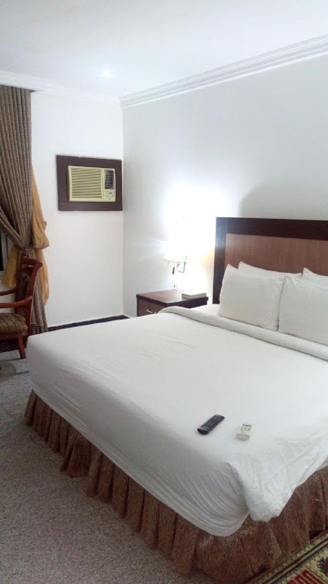 Room In Bb - Immaculate Royal International Hotel Owerri Buitenkant foto