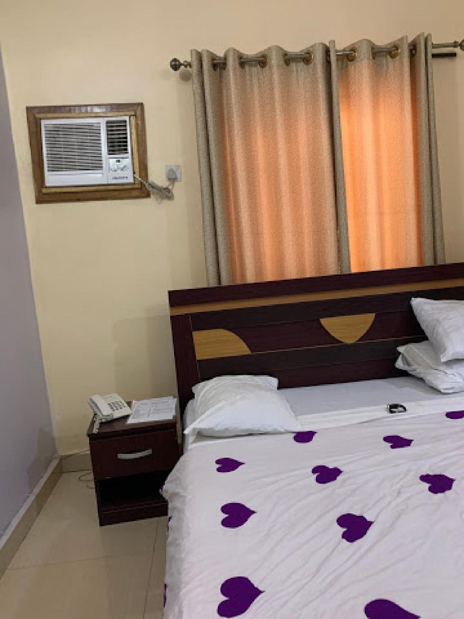 Room In Bb - Immaculate Royal International Hotel Owerri Buitenkant foto
