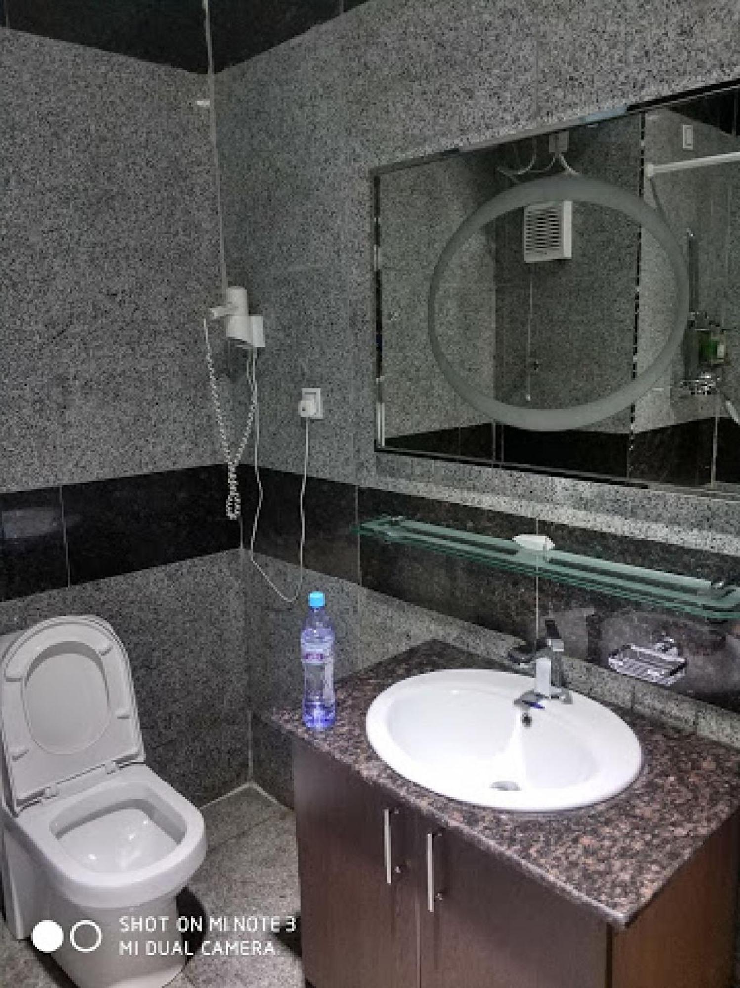 Room In Bb - Immaculate Royal International Hotel Owerri Buitenkant foto