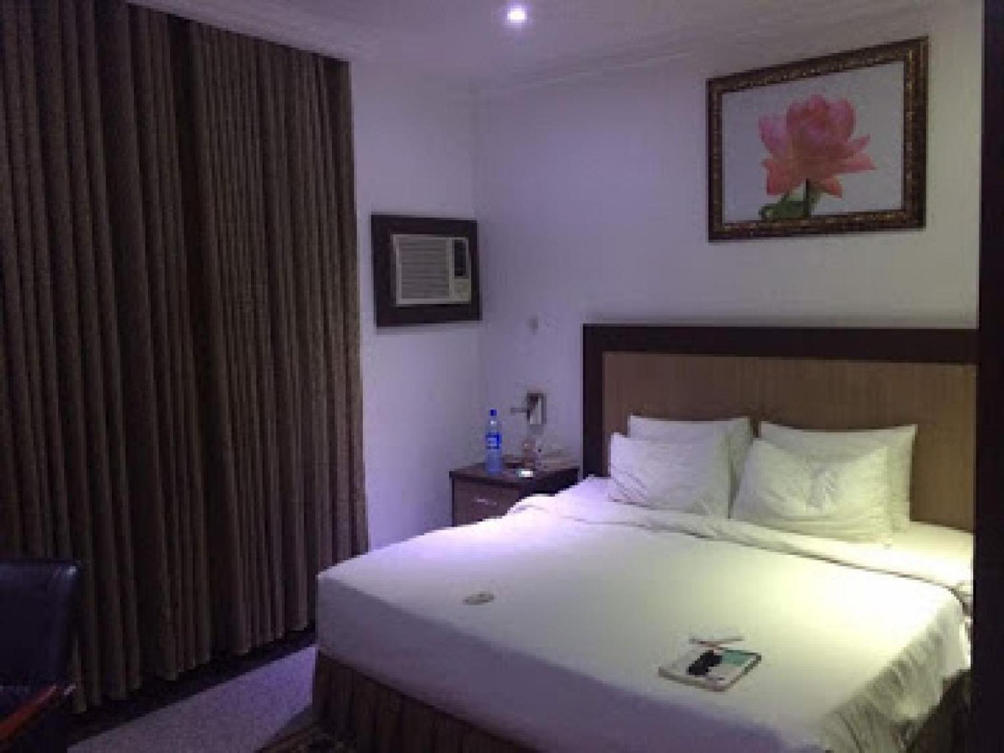 Room In Bb - Immaculate Royal International Hotel Owerri Buitenkant foto